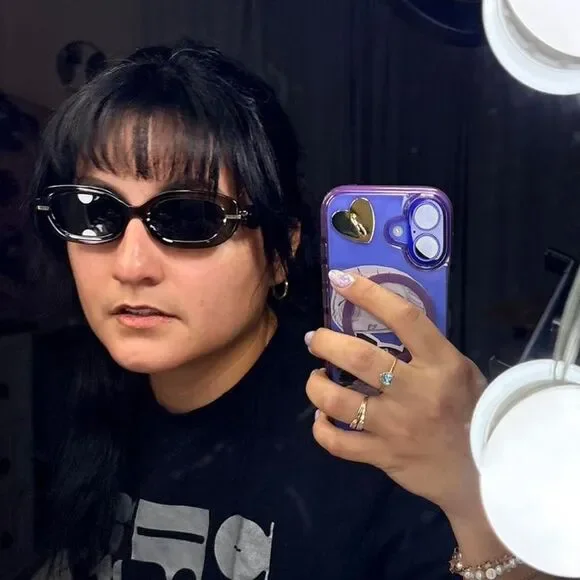 American-vintage Women's Black and Grey Sunglasses - Picture 5 of 6